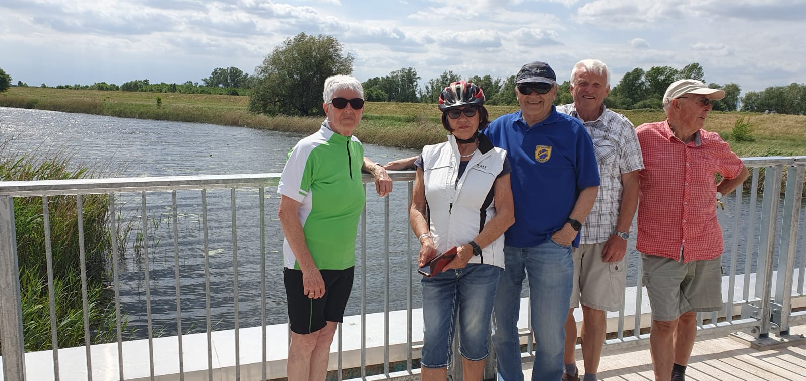 3 unsere Radler auf der Brücke